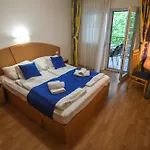 Apartmanhaz Apartament *